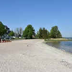 Gemuetlicher Aufenthalt Am Wieker Hafen Wiek auf Rügen