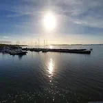Gemuetlicher Aufenthalt Am Wieker Hafen Wiek auf Rügen