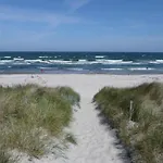 Gemuetlicher Aufenthalt Am Wieker Hafen Wiek auf Rügen