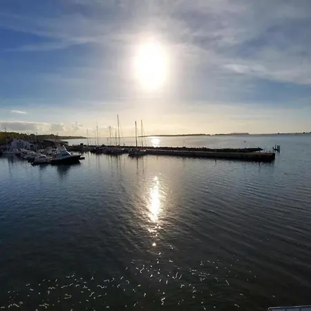 Gemuetlicher Aufenthalt Am Wieker Hafen Wiek auf Ruegen