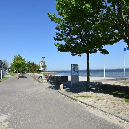 Gemuetlicher Aufenthalt Am Wieker Hafen